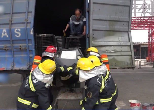 OB手机版广州货车遭追撞致车上伤害化学品走漏几乎传染水源！